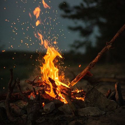Wärme, Licht und Gemeinschaft: Die Bedeutung des Feuers in der Wildnispädagogik